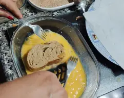 Step <p>Mientras en una sartén honda echamos el aceite de girasol y lo ponemos bien caliente,sacamos las torrijas con cuidado del asiático y las rebozamos en huevo batido y las ponemos a freír,cuidando que no se quemen.Vamos dándoles vueltas.</p> illustration