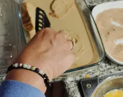 Step <p>Ponemos el asiático en una fuente grande y colocamos el pan para que vaya empapando,vamos dándole algunas vueltas con cuidado que no se rompa.</p> illustration