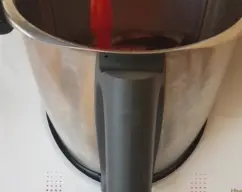Step <p>Añade 750 g de tomate triturado y programa 10 minutos /120°/vel 1.</p> illustration