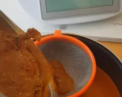 Step <p>Cuela el fumet obtenido con un colador fino y aprieta con una cuchara que salga bien todo el jugo. Añade al caldo anterior reservado.</p><p>Si no llega a 2,200 g completa con un poco de agua.</p><p>Pesamos los 350 g de arroz y lo reservamos.</p> illustration