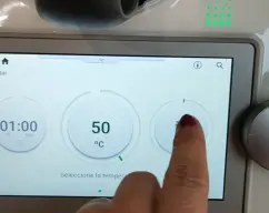 Step <p>Seleccionamos 1 hora/50°/fermentar.</p><p>Estará moviendo la masa unos minutos hasta llegar a los grados y se parará.Seguira a esta temperatura constante durante 1 hora.</p> illustration