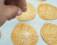 Step <p>Pintamos con huevo batido la superficie de cada crespillo y agujereamos con un tenedor para que la masa no se hinche,espolvoreamos con sal y horneamos.</p> illustration