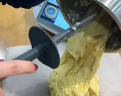 Step <p>Bajaremos la masa de las paredes y amasaremos de nuevo 1 minuto/velocidad espiga y la sacaremos para formar el roscón sobre una superficie enharinada.</p> illustration