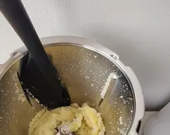 Step <p>Echamos en el vaso 125 g de azúcar y la piel de un limón grande, sólo lo amarillo y programamos 20 seg/velocidad 10.</p><p>Bajamos con la espátula los restos de las paredes pegados hacia las cuchillas .</p><p><br></p> illustration