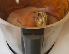 Step <p>Vuelve a echar al vaso 450 g del caldo reservado,las 2-3 cucharaditas de sal y el kilo de pescado de roqueo.</p><p> Programa 15 minutos/Varoma/vel 1.</p><p>Coloca el cestillo sobre la tapa o si prefieres pon el recipiente Varoma con dorada,mujol, etc.</p> illustration