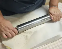 Step <p>Para que no se pegue podemos cubrir la masa con otro papel vegetal y extenderla sobre él.Si os gusta muy fina,os salen dos bandejas de horno con esta masa.</p> illustration