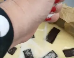 Step <p>Echamos 450 g de harina de trigo y 2 sobres de levadura química y damos 3 golpes de turbo de 1 segundo cada uno.</p><p>Terminamos de mezclar con la espátula para que no se desmonten los huevos y echamos sobre el molde elegido forrado con papel de horno humedecido para que se adapte bien.</p><p>Chorreamos bien la superficie con azúcar para que quede luego costra.</p> illustration