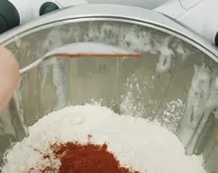Step <p>Añadimos la harina y el pimentón y mezclamos 20 segundos/vel 6.Ponemos a precalentar el horno a 180 ° arriba y abajo.</p> illustration