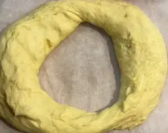 Step <p>Una vez formado lo pintaremos con huevo batido y decoraremos a nuestro gusto y lo dejaremos crecer un poco hasta que se hinche (una media hora) y luego hornearemos 5 minutos con el horno precalentado a 200° y bajaremos a 180° y terminaremos con unos 15 minutos aprox.Listo</p> illustration