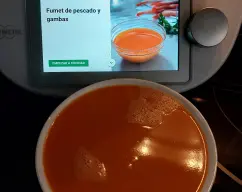 Step <p>Fumet de pescado</p><p>Ponga en el vaso las cabezas y las cáscaras de los gambones, el puerro y el aceite.</p><p>Rehogue 3 minutos/ 120 grados/ velocidad 1</p><p>Incorpore el agua, los huesos de rape, la sal y el perejil y programe 8 minutos/ 100 grados/ velocidad 1.</p><p>Cuele por un colador de malla fina y reservé.</p><p>Enjuagar y secar el vaso</p><p><br></p> illustration