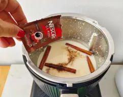Step <p>Añadimos 2 palos de canela, 500 g de leche ,40 g de licor 43, 40 g de brandy 1 cucharada sopera de café soluble normal o descafeinado o dos sobrecitos de 2 g cada uno.</p><p>Programamos 8 min/90°C//velocidad 1.</p><p>Dejamos enfriar unos 40 minutos y colamos.</p> illustration