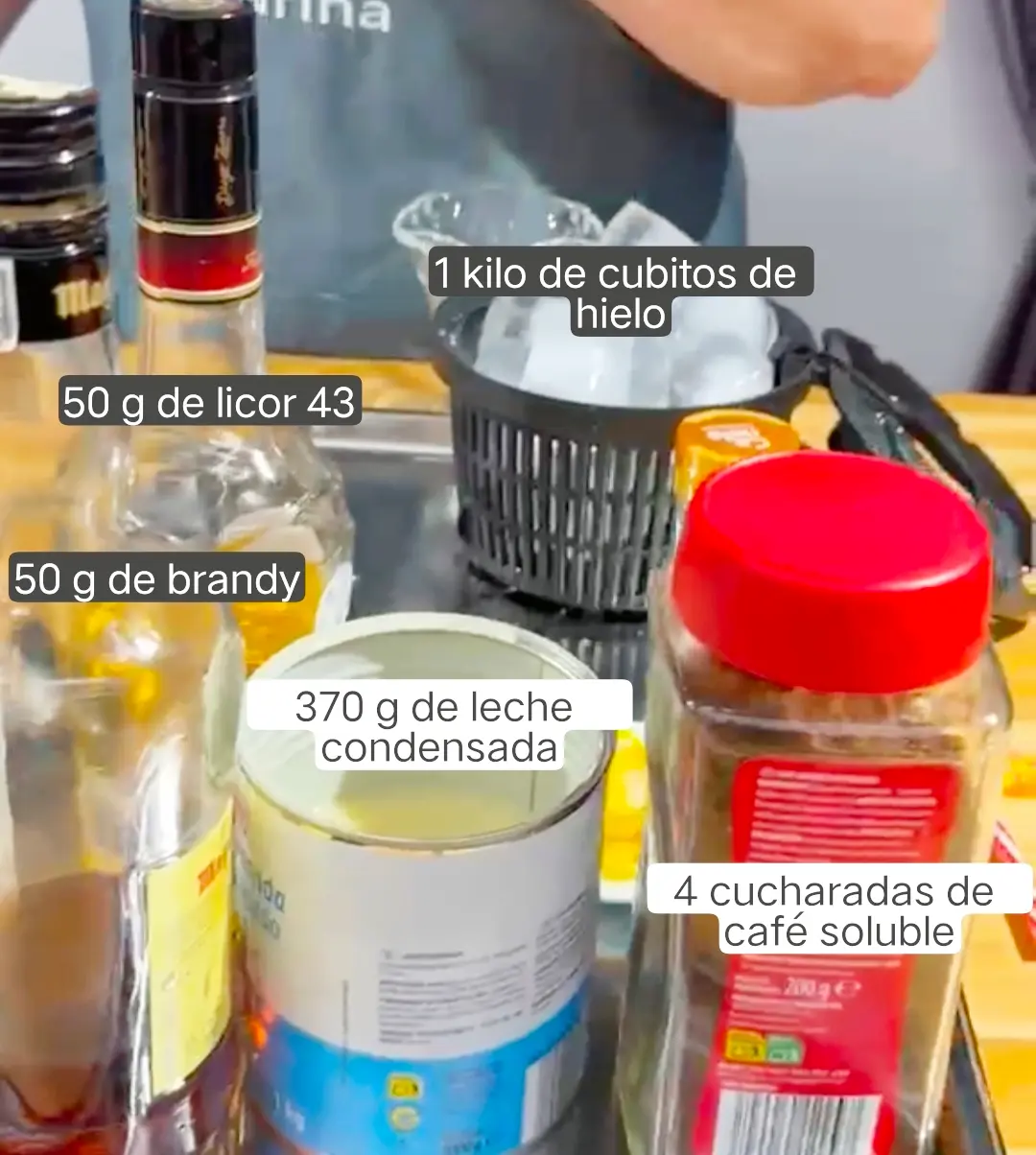 Step Añade al vaso 50 g de licor 43 y 50 g de Brandy o coñac y mezcla con 10 segundos/vel 9. illustration