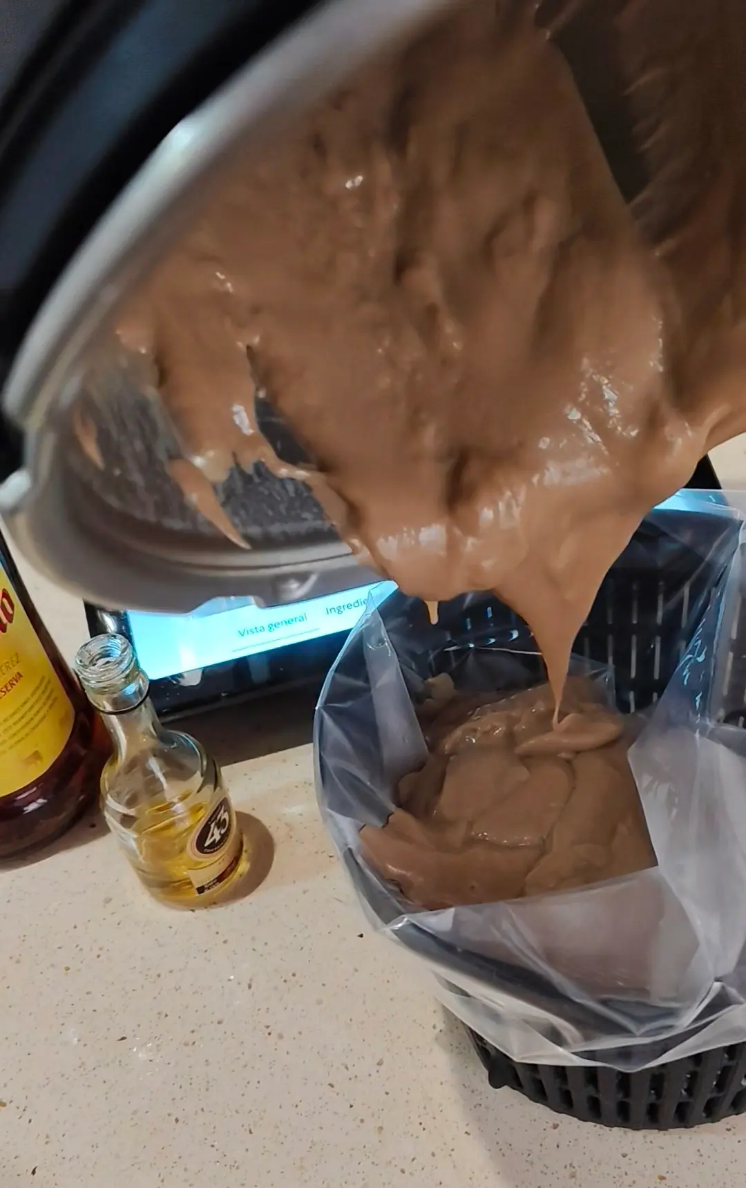 Step Cuando termine mezcla 5 segundos /vel 10.
Eche en una manga pastelera y dejé enfriar. illustration