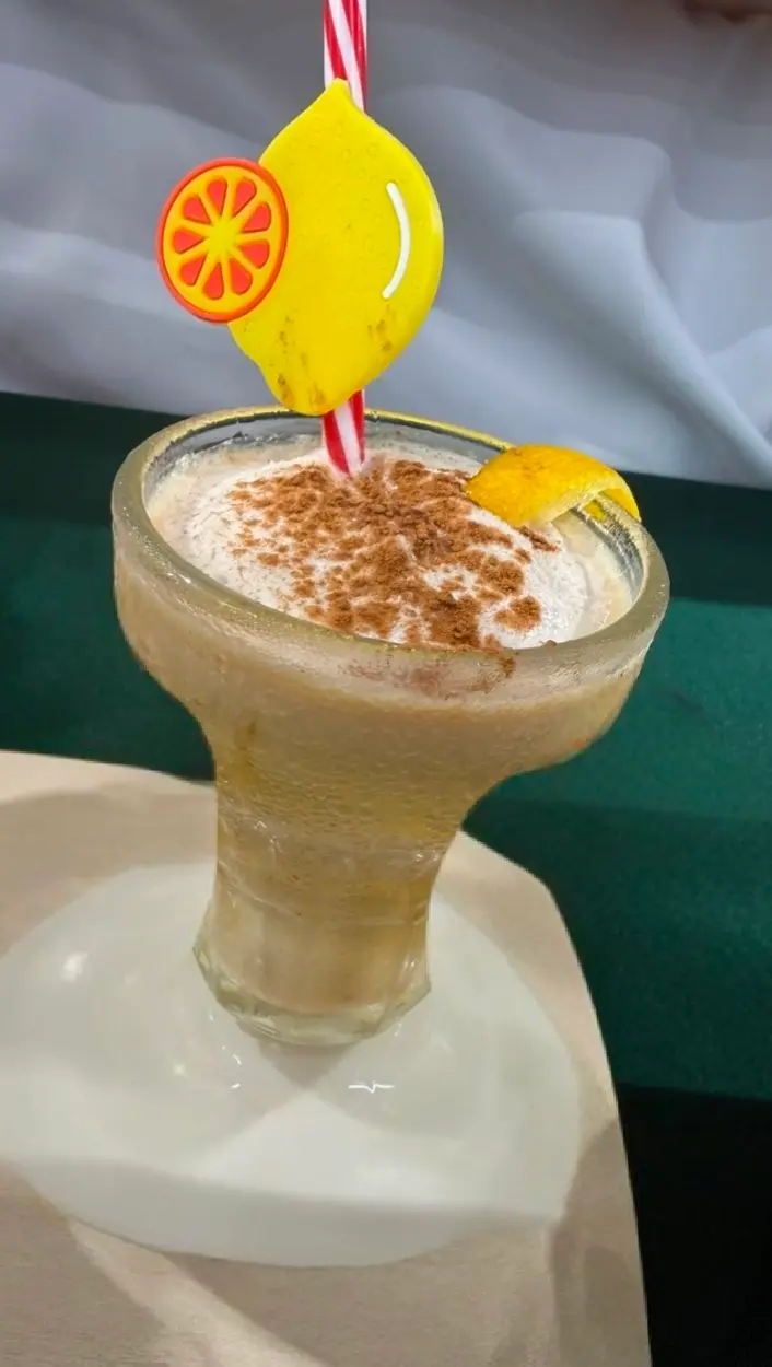 Step Llena el vaso con el sorbete de asiático,espolvorea con canela y
¡ A disfrutar! illustration