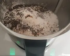 Step <p>Programa 1 minuto/37 °/vel.1 y así subirá pronto la masa.</p><p>Añade 2 cucharaditas de sal,la cucharada de aceite,25 g de vinagre de manzana,500 g de harina integral (yo he puesto 250 g de espelta y 250 g de harina de trigo de fuerza)y las semillas a tu gusto.Programa 4 minutos/velocidad espiga y amasa.</p><p>Echa en un molde alargado y deja reposar.</p> illustration