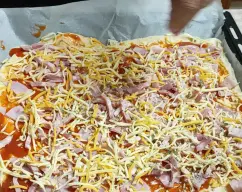 Step <p>Calentamos de manera potente el horno a 250°, arriba y abajo.</p><p>Metemos la pizza y en unos 20 minutos estará hecha.</p> illustration