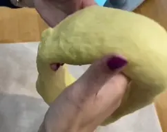 Step <p>Haremos una bola y aremos el agujero en el centro y sin prisa,poco a poco e iremos extendiendo sin apretar para hacer la forma.</p> illustration