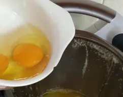 Step <p>Añadimos la levadura,el aceite,la harina de fuerza,el agua de azahar,los huevos y la sal.Amasamos con 3 minutos/vel espiga.</p> illustration