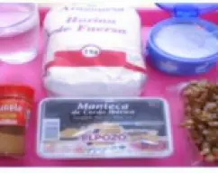 Step <p>Echa en el vaso los 350 g agua y los 40 g de levadura y mezcla 5 segundos/vel 5.</p> illustration