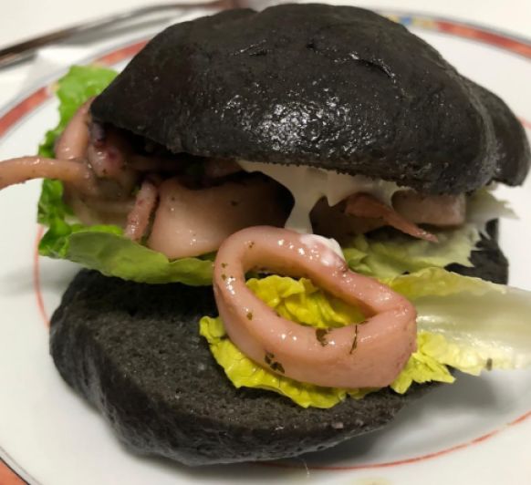 PAN BAO NEGRO CON CALAMARES