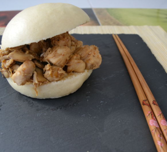 Pollo teriyaki con pan Bao