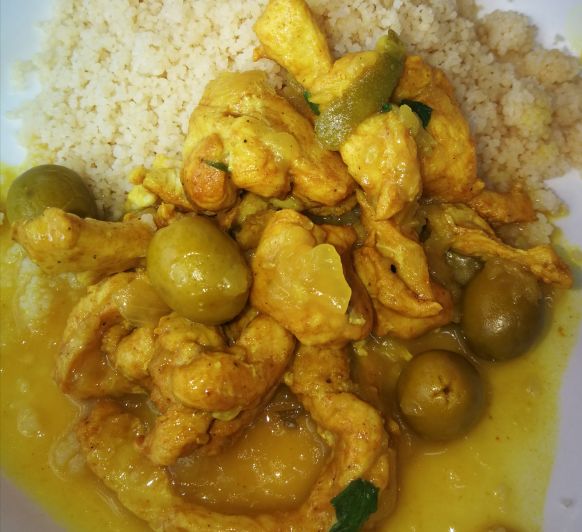 Cuscús marroquí de pollo con limón y aceitunas