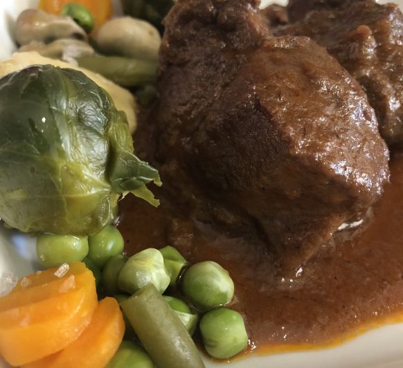 Carrillada al tomillo con menestra de verduras