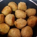 ALBÓNDIGAS DE QUINOA Y BACALAO SOBRE PISTO DE BERENJENAS.